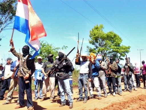 Camponeses armados se preparam para uma guerra pela posse da terra na fronteira com o Brasil