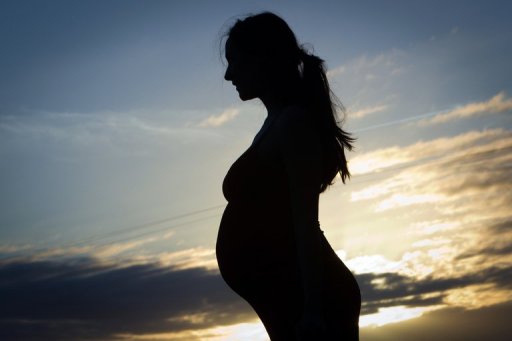 Mulher grávida posa para foto em Ygos-Saint-Saturnin, sudoeste da França