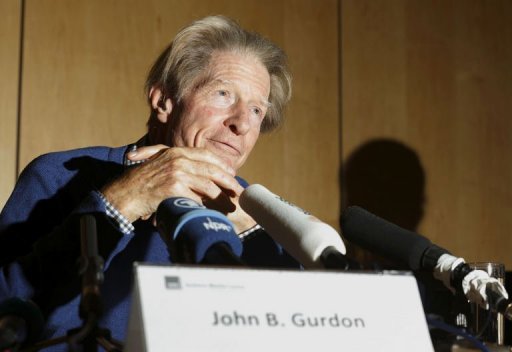 O veterano britânico John Gurdon, vencedor do Nobel de Medicina, fala com a imprensa em 8 de outubro