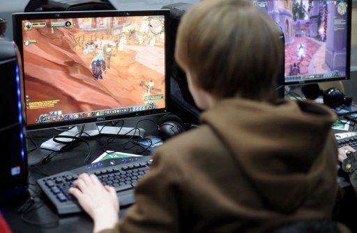 Menino jogando "World of Warcraft" na feira CeBit em março, em Hanover