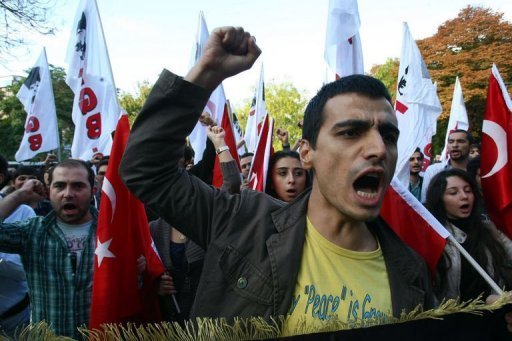 Manifestação contra a política do governo turco em relação à Síria na terça-feira em Ancara