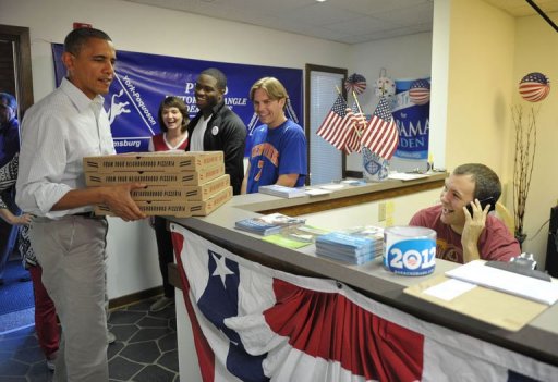 Obama traz caixas com pizzas em comitê de campanha em Williamsburg, Virgínia