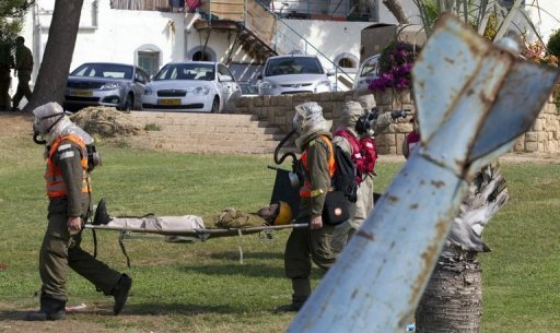 Soldados israelenses simulam um ataque de míssil perto de Tel Aviv em 2011