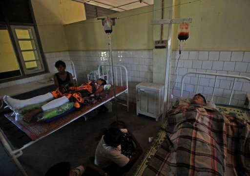 Budistas são tratados em um hospital de Sittwe, em Rakhine, após serem feridos em conflitos étnicos em 26 de outubro