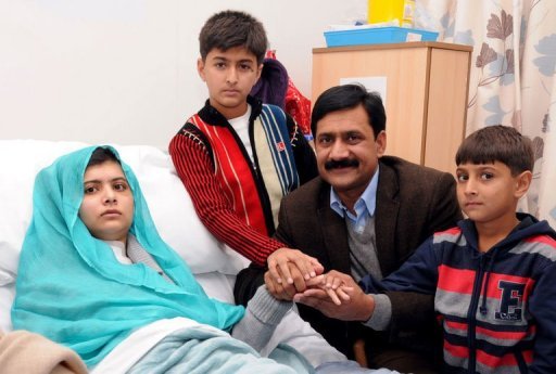 Malala Yousufzai com sua família no hospital Queen Elizabeth, em Birmingham