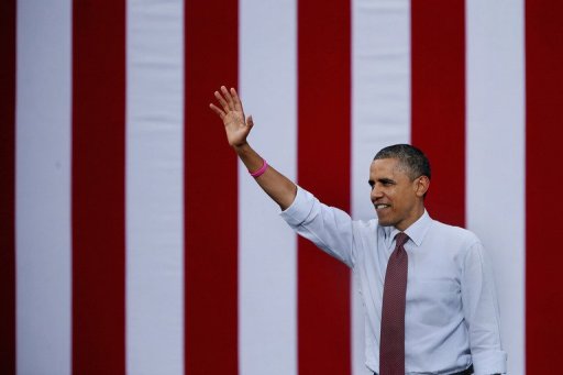 O presidente americano, Barack Obama, acena em evento de campanha em Nashua, New Hampshire, no dia 27 de outubro