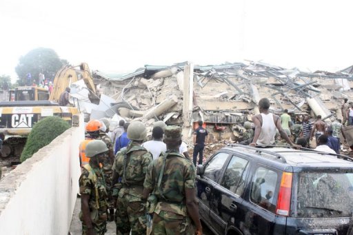 Destroços do edifício que desabou em Acra, capital de Gana, em 7 de novembro