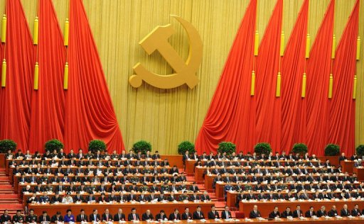 Delegados acompanham discurso do presidente da China, Hu Jintao, durante sessão de abertura do Congresso do Partido Comunista