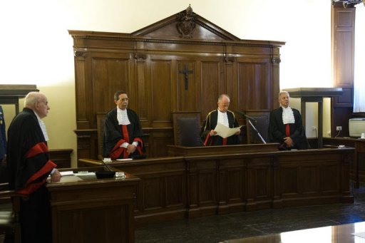 Tribunal do Vaticano. No centro, o presidente da corte, Giuseppe Dalla Torre lendo o veredicto de Paolo Gabriele
