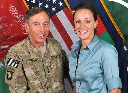 David Petraeus posa ao lado de sua biógrafa Paula Broadwell no Afeganistão