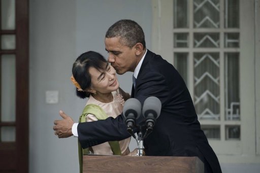 O presidente americano Barack Obama beija a ativista Aung San Suu Kyi após um rápido encontro com a imprensa em Yangun
