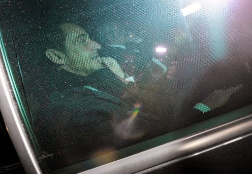 O ex-presidente francês Nicolas Sarkozy deixa o tribunal de Bordeaux em 22 de novembro
