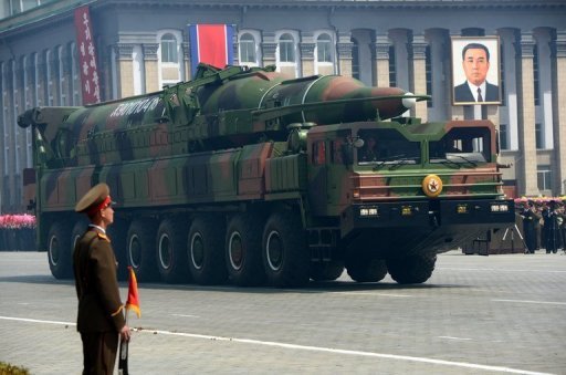 Míssil Taepodong é apresentado durante parada militar em Pyongyang em 15 de abril