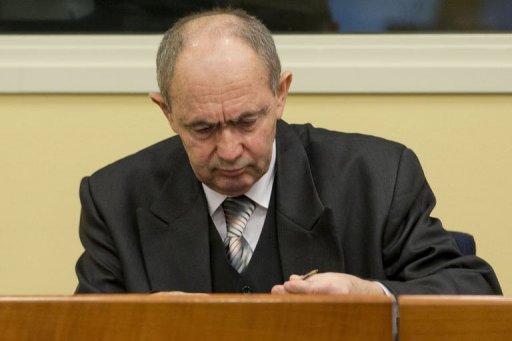 O general sérvio-bósnio Zdravko Tolimir aguarda seu julgamento no tribunal de Haia em 12 de dezembro