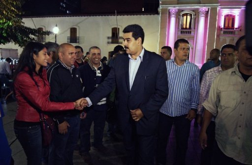 O vice-presidente Nicolás Maduro cumprimenta simpatizantes em Caracas