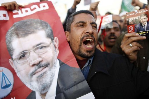 Membros da Irmandade Muçulmana e partidários de Mursi manifestam-se no Cairo