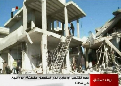 Sírias inspecionam casa destruída após explosão na cidade de Qatana, a sudoeste de Damasco