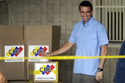 O candidato Henrique Capriles se apresenta ao voto em Caracas, 16 de dezembro de 2012