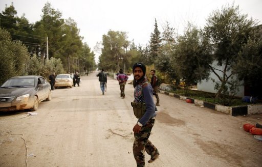 Rebeldes sírios entram em academia militar em Muslimiyeh, em Aleppo