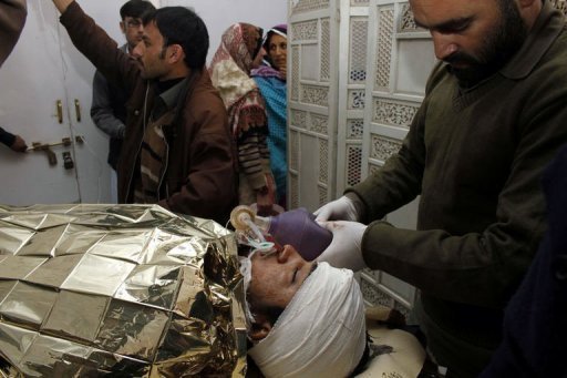 Médico paquistanês trata de funcionário que realizava vacinação contra pólio em hospital após ataque