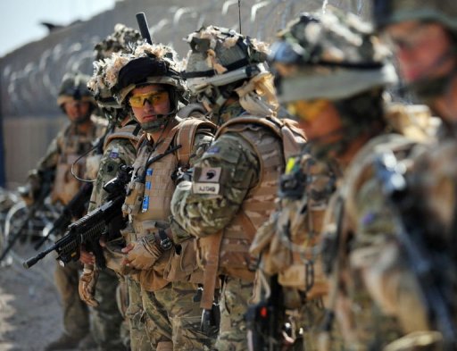 Militares britânicos se preparam para uma patrulha em Helmand em junho de 2010