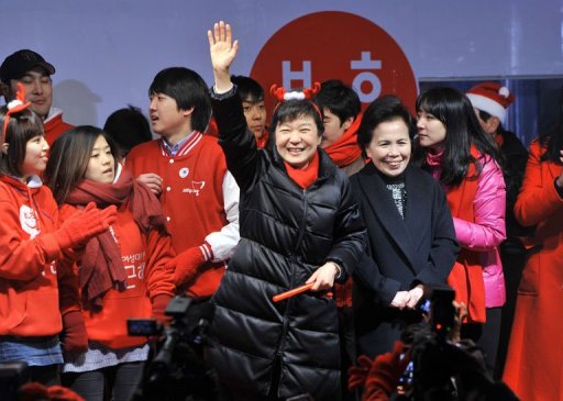 A candidata do partido conservador, Park Geun-Hye, acena para eleitores em Seul em 18 de dezembro