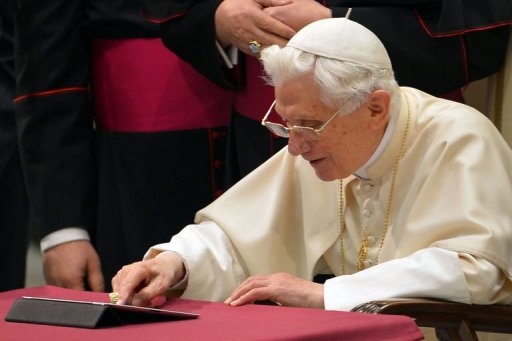 O papa Bento XVI usa um tablet para digitar sua primeira mensagem no Twitter em 12 de dezembro no Vaticano