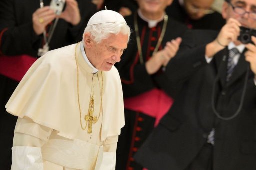O papa Bento XVI chega à audiência geral semanal em 19 de dezembro no Vaticano