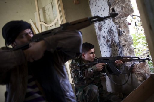 Rebeldes enfrentam forças do regime, na cidade síria de Alepo
