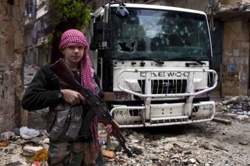 Rebelde adolescente combate em Aleppo