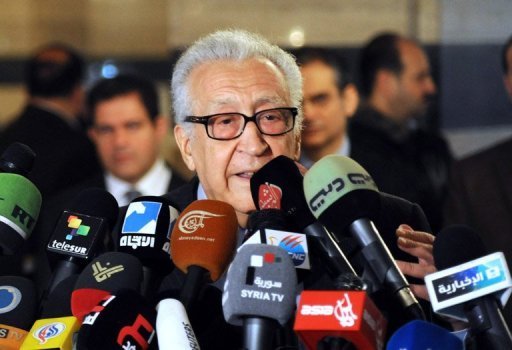 Lakhdar Brahimi concede coletiva de imprensa em Damasco em 27 de dezembro