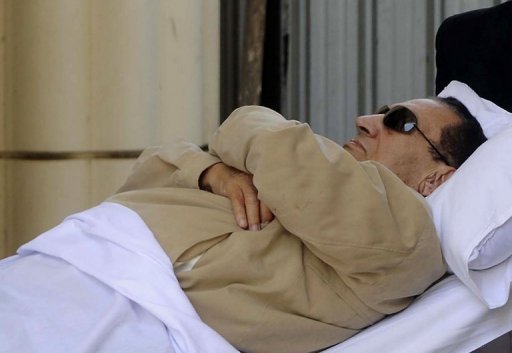 Mubarak é levado de um tribunal do Cairo para a ambulância