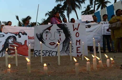 Membros de uma ONG protestam em Mumbai contra a falta de segurança e respeito às mulheres indianas