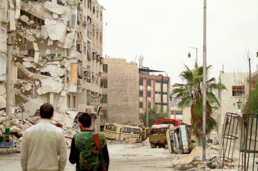 Rebeldes também observam destruição em um distrito de Alepo