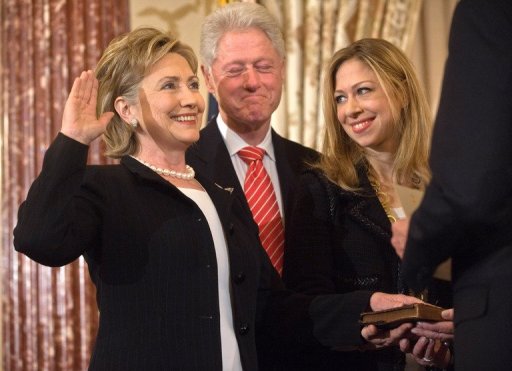 Hillary Clinton (E), acompanhada do marido, Bill, e da filha, Chelsea, presta juramento como secretária de Estado em Washington, 2 de fevereiro de 2009