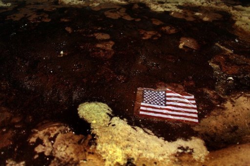 (Jul/2010) Bandeira americana em meio ao óleo vazado da Deepwater Horizon, no Alabama