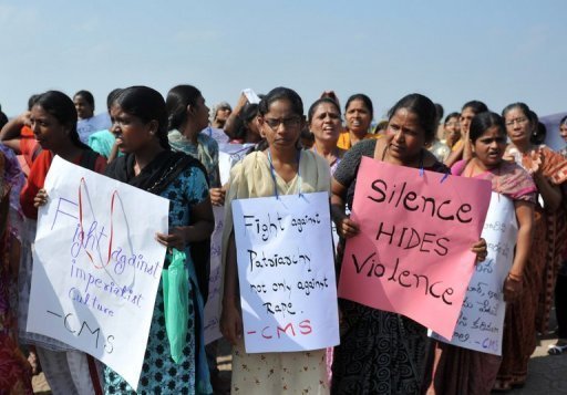 Estudantes protestam em Hyderabad criticando a violência contra as mulheres