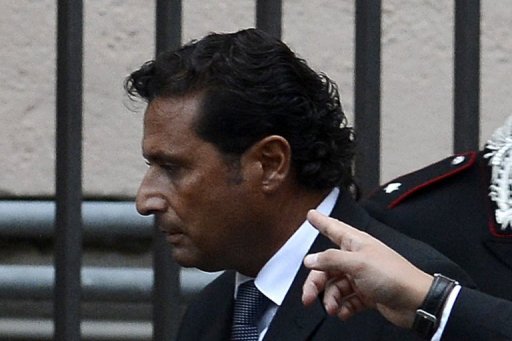 Francesco Schettino, capitão do cruzeiro Costa Concordia, deixa o tribunal em Grosseto, na Itália, em outubro de 2012
