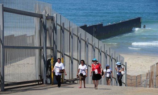 Pessoas andam perto da fronteira entre San Diego e Tijuana, 12 de agosto, 2012