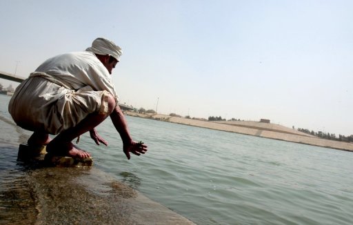 Homem lava as mãos no rio Tigre