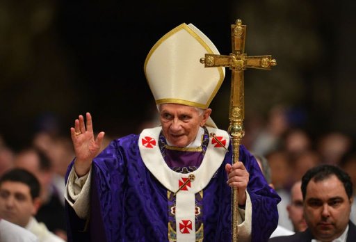 Bento XVI acena para os fiéis após a missa de Quarta-Feira de Cinzas, na Basílica de São Pedro