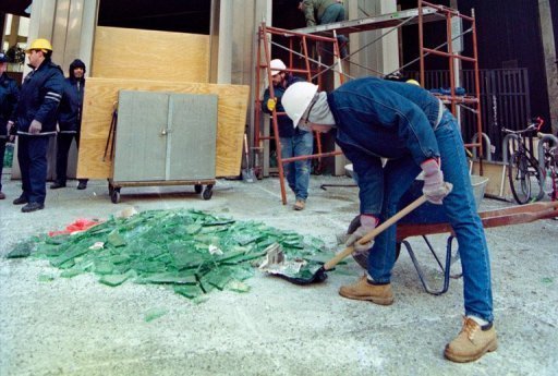 <p>Trabalhadores recolhem vidros quebrados pelo impacto da queda de meteorito</p>