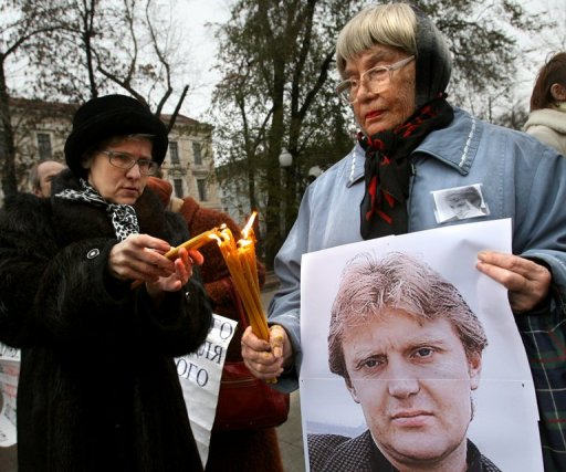 Mulher segura retrato de Litvinenko morto em 2006