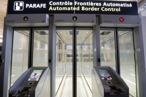 Controle fronteiriço automático em aeroporto Charles de Gaulle de Paris