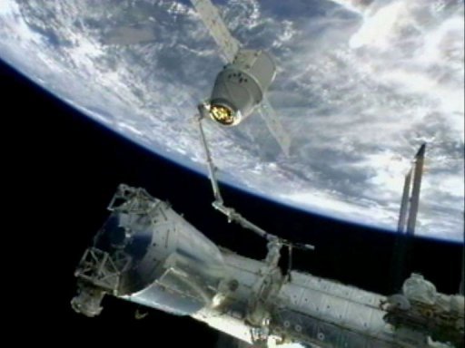 (Reprodução) Braço robótico da ISS empura a cápsula Dragon para o retorno à Terra