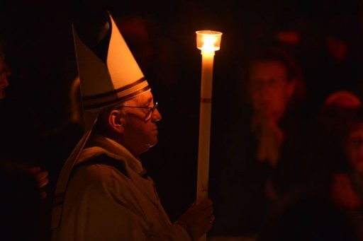 Francisco segura uma vela durante a Vigília, na Basílica de São Pedro