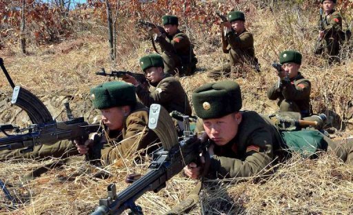 Norte-coreanos durante treinamento militar