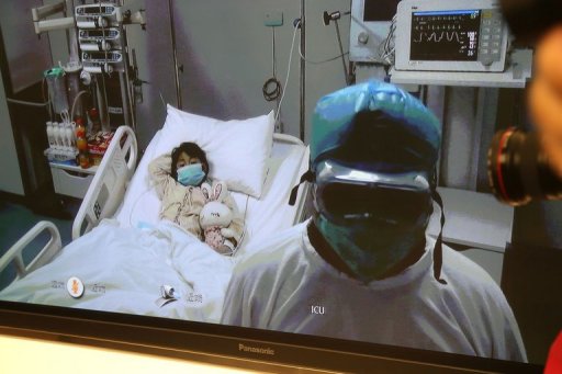 Uma menina de 7 anos, cujos pais eram comerciantes de aves, foi hospitalizada com o vírus em Pequim neste sábado