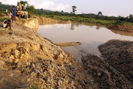 Região de mina de ouro em Dunkwa on-Offin, em Gana, após sofrer colapso, em junho de 2010