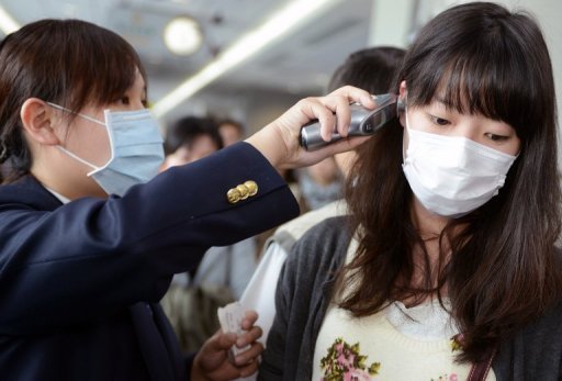 Passageira tem sua temperatura conferida no aeroporto Sungshan de Taipé, ao norte de Taiwan: a ilha confirmou o primeiro caso de infecção pelo H7N9